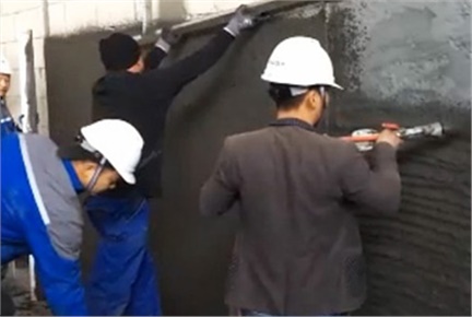 6人組機械化抹灰（自動(dòng)輸送、自動(dòng)攪拌和噴涂、刮平及收面）