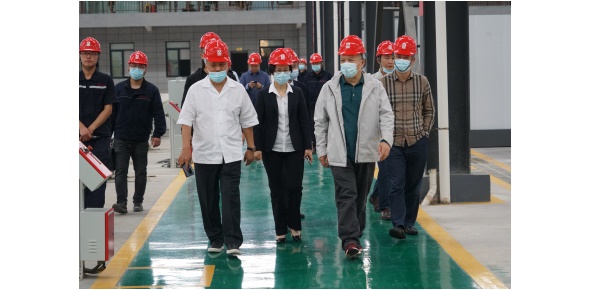 2022-5-10黃學(xué)工等省工信廳總工程師、一級巡視員市工信局姚曉麗局長(cháng)等領(lǐng)導視察萬(wàn)眾集團
