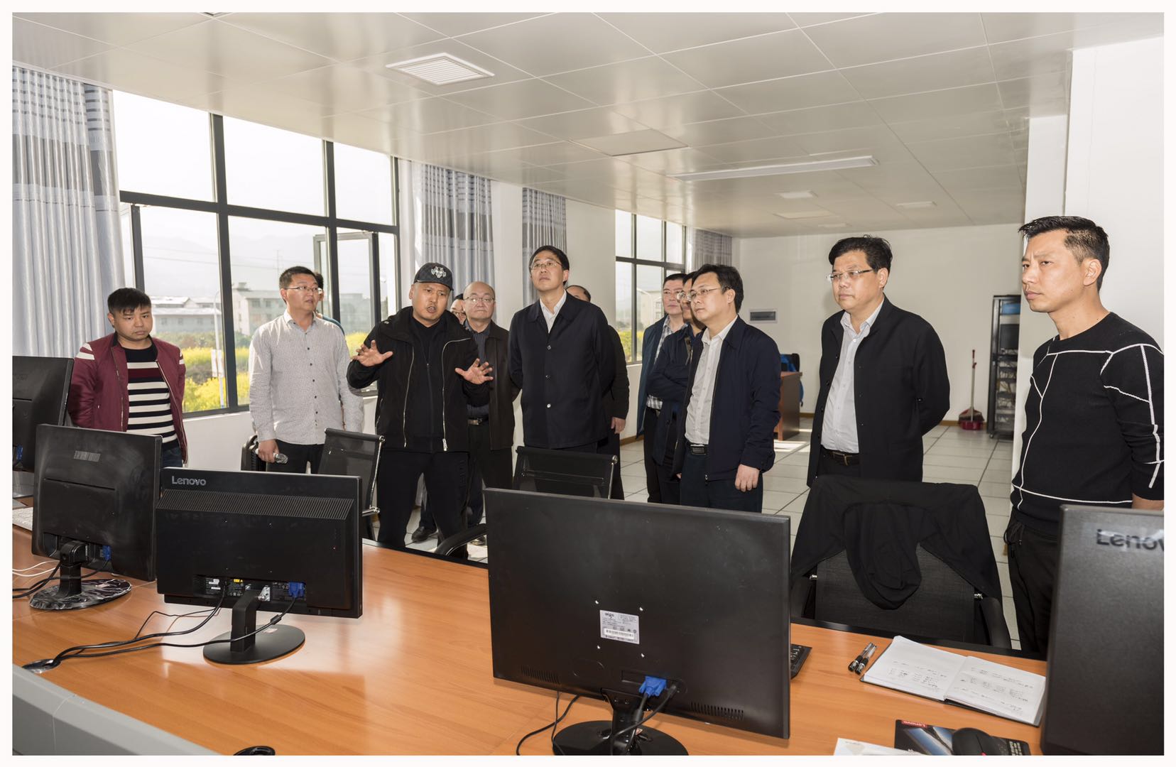 張家界市委、常委常務(wù)副市長(cháng)羅智斌一行來(lái)我公司調研指導工作